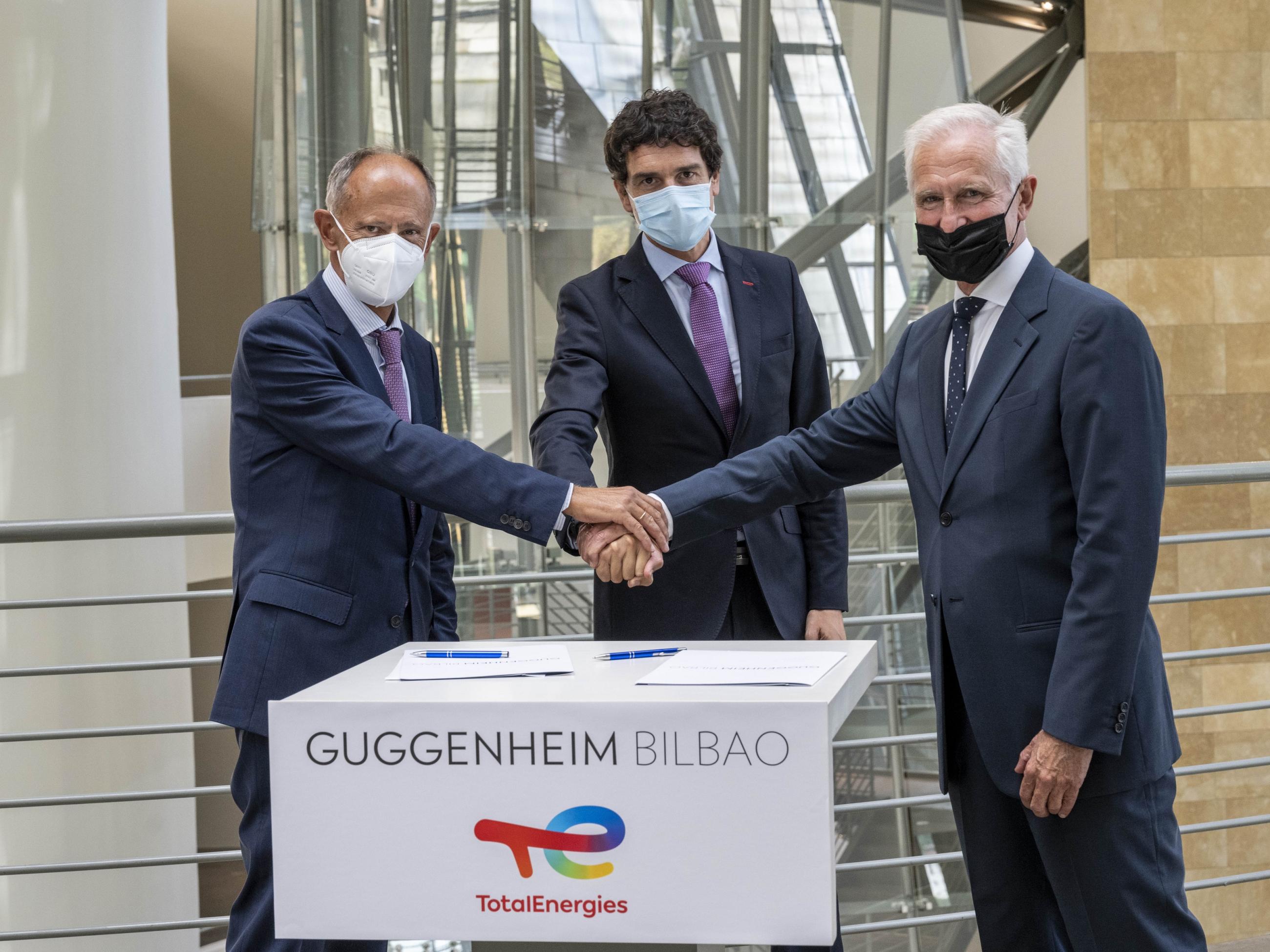 Firma del acuerdo por parte del Presidente del Comit&eacute; Ejecutivo del Museo Guggenheim Bilbao y Diputado General de Bizkaia, Unai Rementeria, y el CEO de TotalEnergies Electricidad y Gas, Javier S&aacute;enz de Jubera, en presencia de Juan Ignacio Vidarte, Director General del Museo