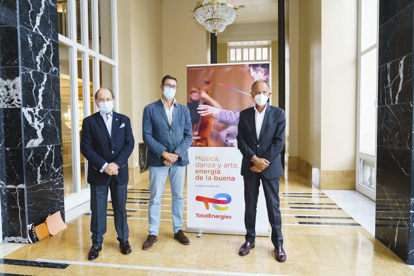 De izquierda a derecha, el presidente de la &Oacute;pera de Oviedo, Juan Carlos Rodr&iacute;guez-Ovejero; el concejal de Cultura del Ayuntamiento de Oviedo, Jos&eacute; Luis Costillas, y el CEO de TotalEnergies Electricidad y Gas, Javier S&aacute;enz de Jubera.