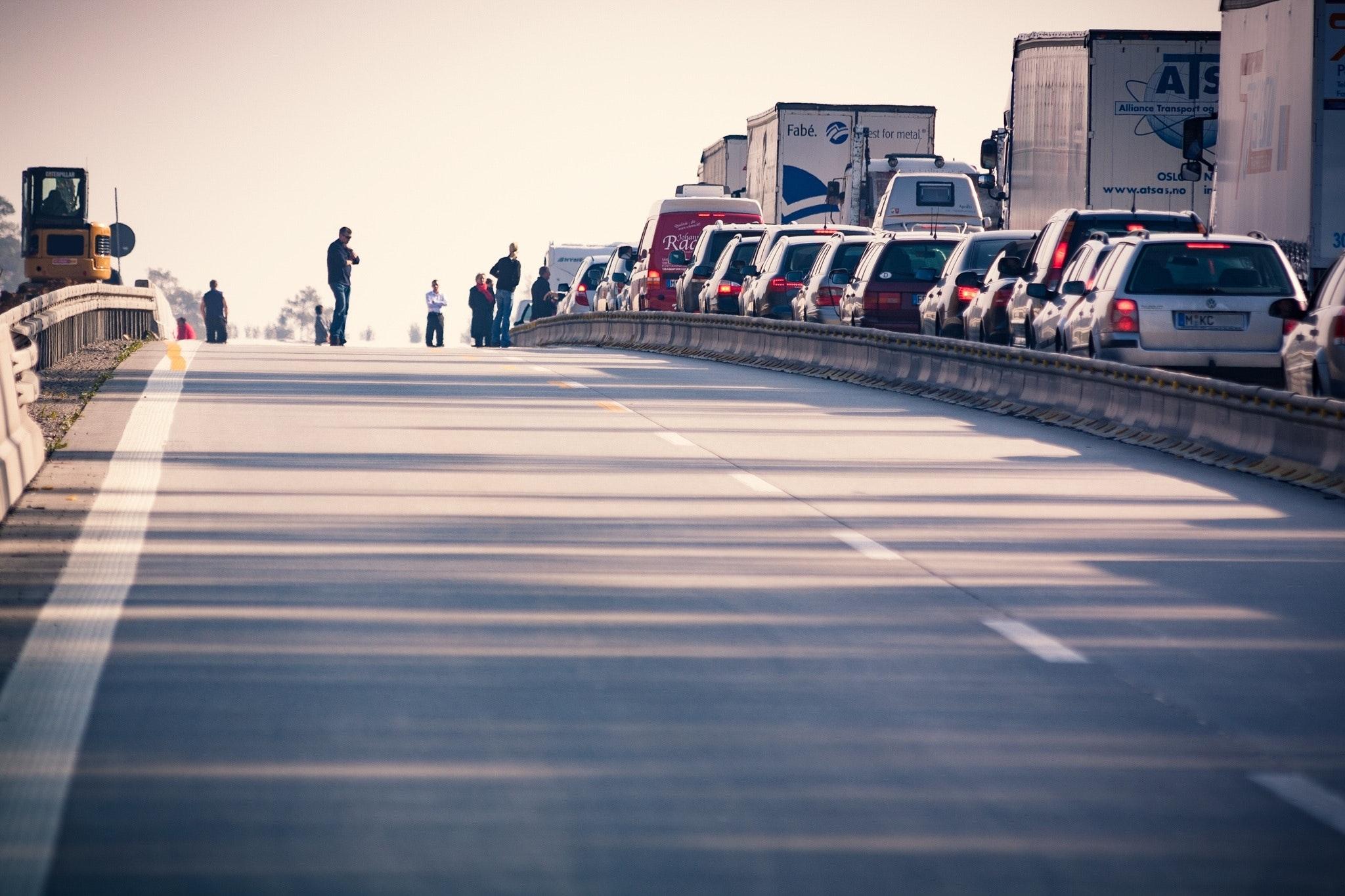 Fotograf&iacute;a de caravana de coches