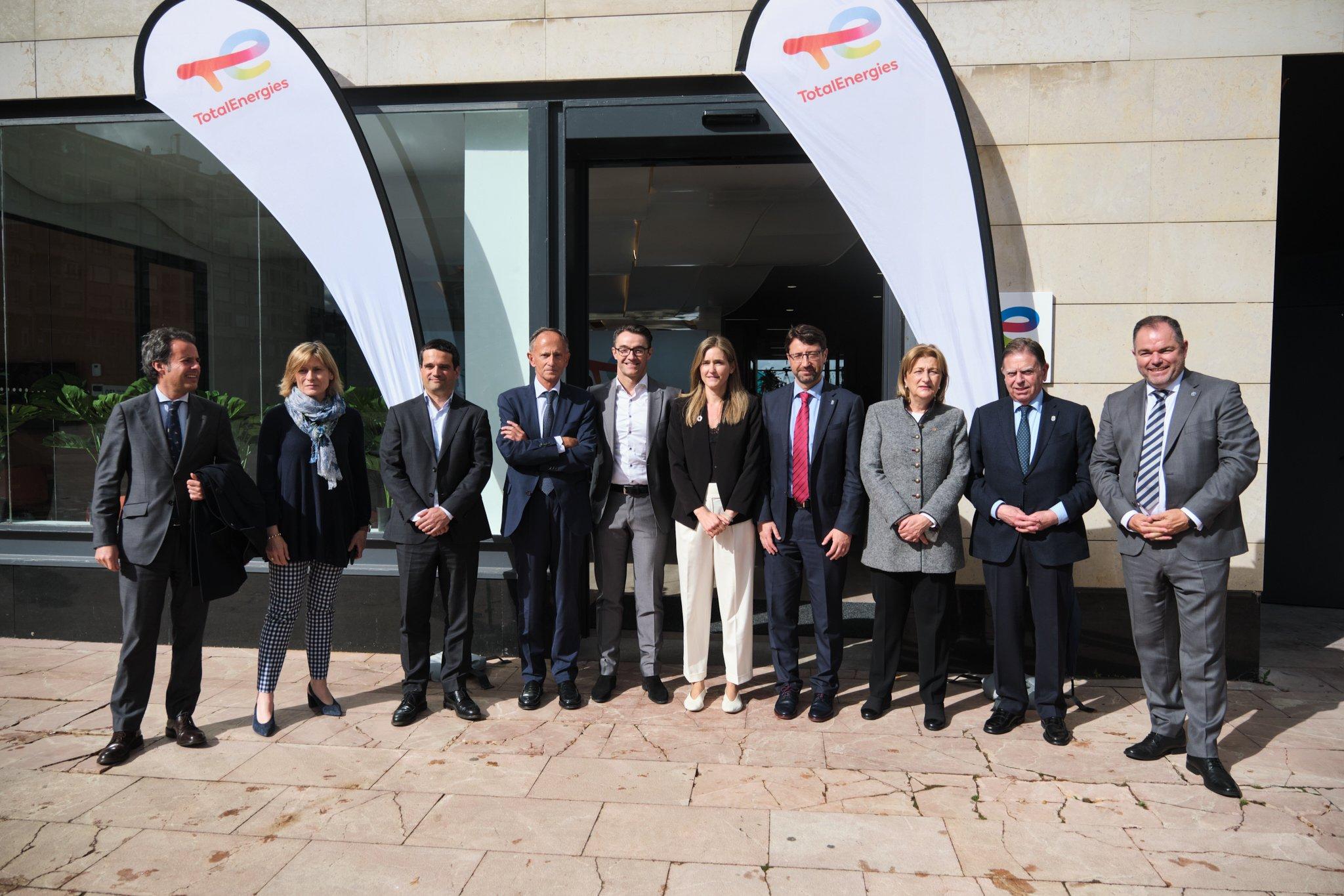 De izquierda  a derecha: Ignacio Cuesta, edil de Urbanismo; Charo Cepero, Secretaria General y Consejera de TotalEnergies; Yago Mancebo, Head of Europe Renewables en TotalEnergies; Javier S&aacute;enz de Jubera, presidente de TotalEnergies Electricidad y Gas; Tom Van de Cruys, CEO; Sara Aagesen, secretaria de Estado de Energ&iacute;a;  Enrique Fern&aacute;ndez, consejero de Industria; Delia Losa, delegada del Gobierno; Alfredo Canteli, alcalde de Oviedo, y Carlos Paniceres, presidente de la C&aacute;mara de Comercio de Oviedo.