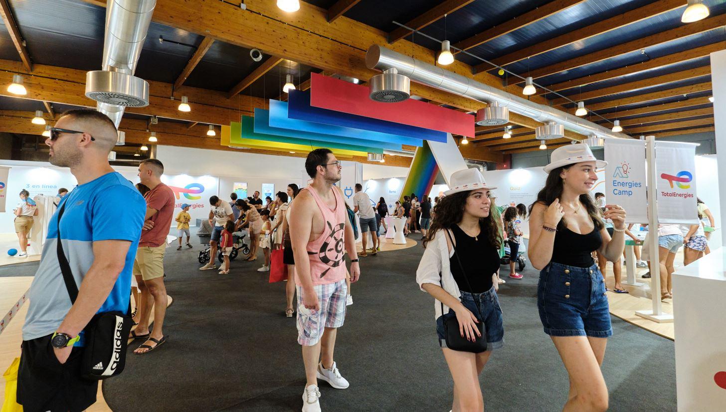 Visitantes en el pabell&oacute;n de TotalEnergies en la Feria Internacional de Muestras de Asturias.