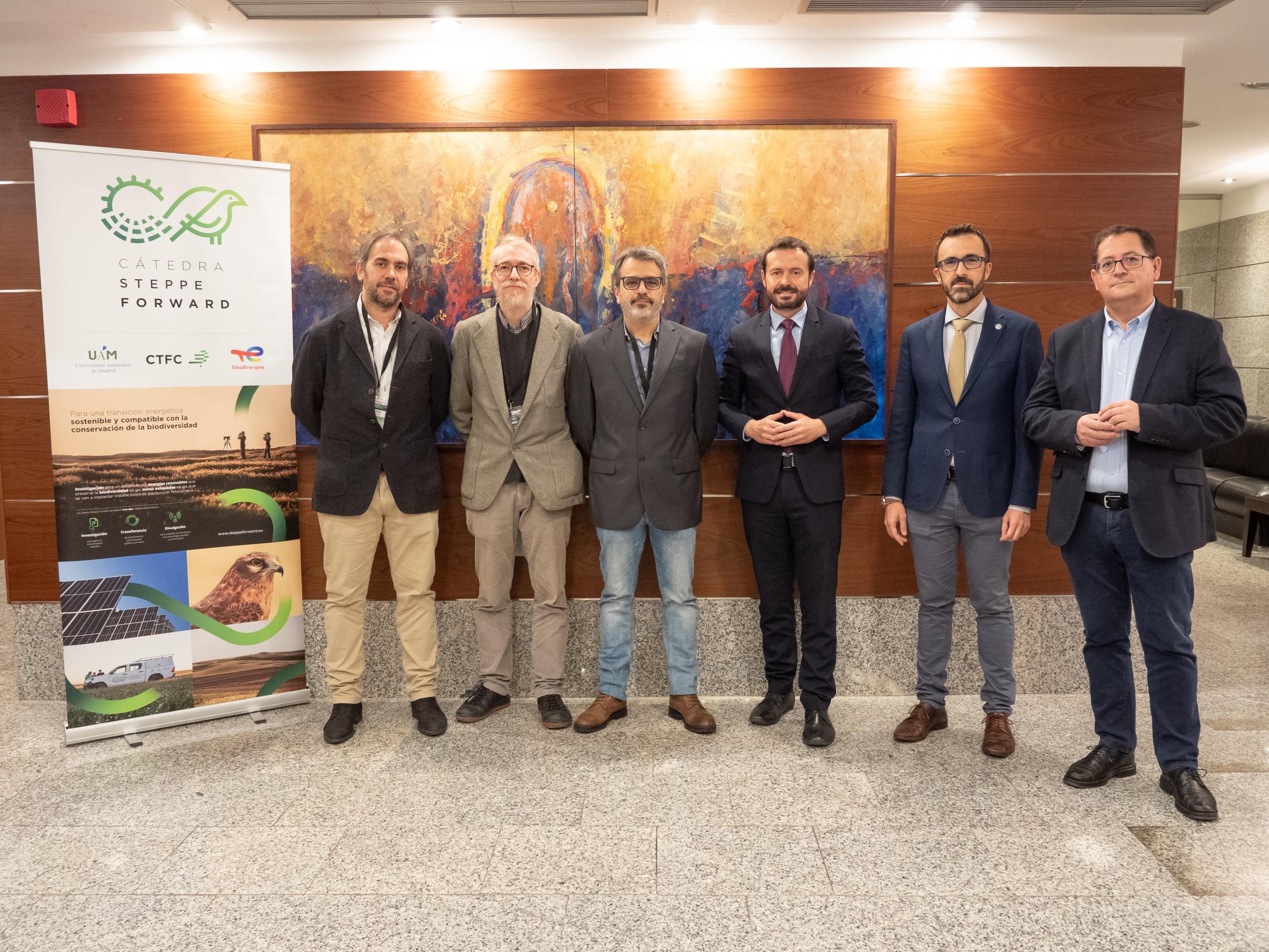 De izquierda a derecha: Arturo Velasco, director General para Europa de TotalEnergies Renovables; Manuel B. Morales, profesor de la Universidad Aut&oacute;noma de Madrid; Gerard Bota, investigador del Centro de Ciencia y Tecnolog&iacute;a Forestal de Catalu&ntilde;a; Jos&eacute; Luis Escudero, consejero de Desarrollo Sostenible de la Junta de Castilla-La Mancha; F&eacute;lix Romero, director general de Medio Natural y Biodiversidad y Tom&aacute;s Villarubia, delegado provincial de Desarrollo Sostenible en Toledo de la Junta de Castilla-La Mancha.