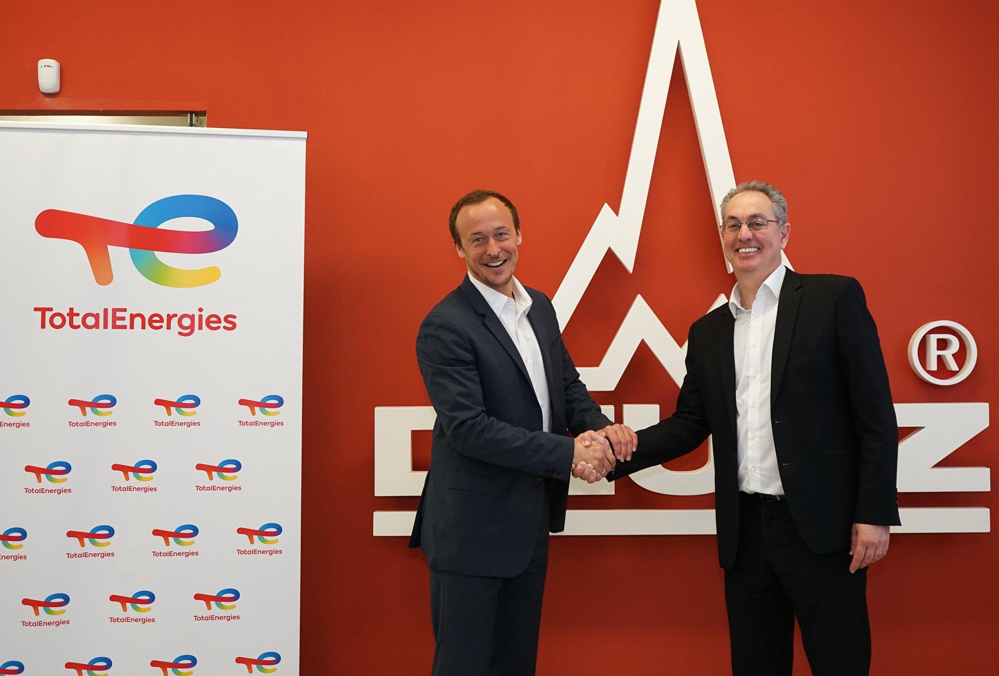 A la izquierda, aparece Timur Nu&ntilde;ez-Yanowsky, jefe de generaci&oacute;n distribuida de Energ&iacute;as Renovables Iberia y, a la derecha, Fernando Angulo, director general de Deutz Spain