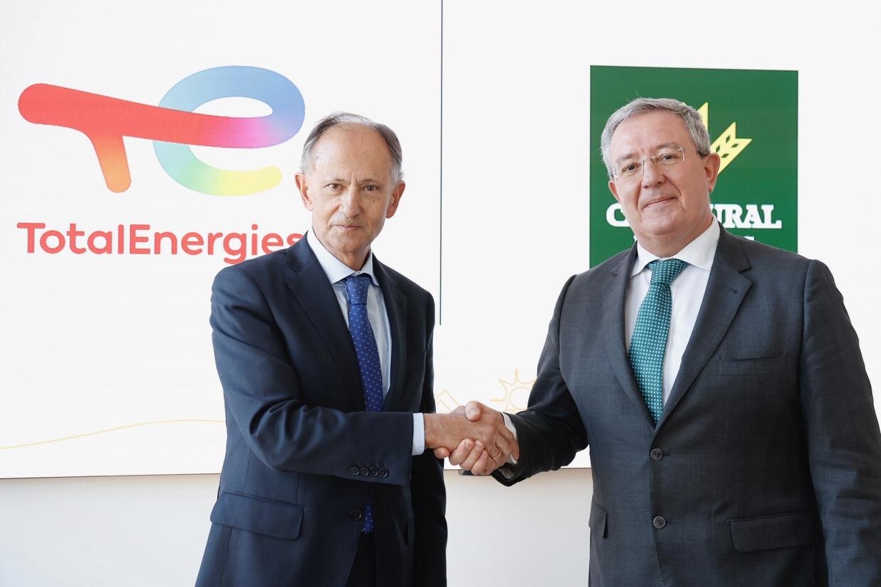 Javier S&aacute;enz de Jubera, presidente de TotalEnergies Electricidad y Gas, y Antonio Romero, director general de Caja Rural de Asturias.