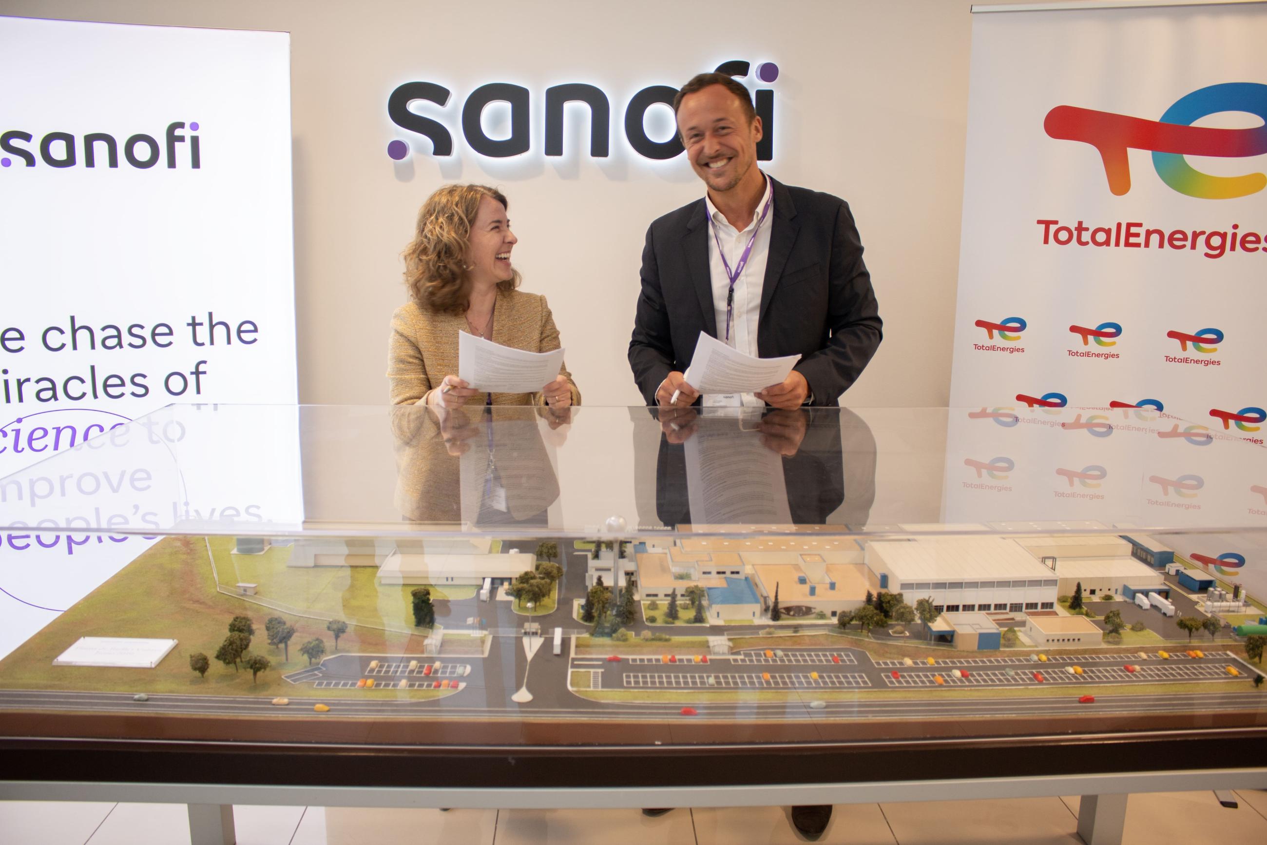 Audrey Lasserre, site manager del centro industrial de Sanofi  y Timur Nu&ntilde;ez-Yanowsky, jefe de generaci&oacute;n distribuida de Energ&iacute;as Renovables Iberia en TotalEnergies, tras firmar el acuerdo