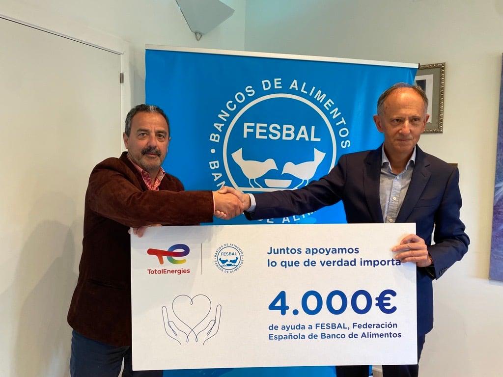 Javier S&aacute;enz de Jubera entregando el cheque de 4.000 euros a la FESBAL