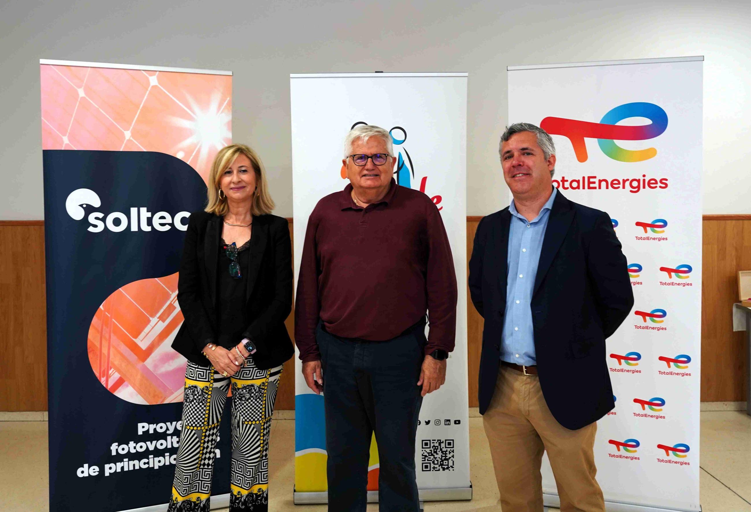 Foto de Astrade de izquierda a derecha: Silvia del Mar Rubio, directora de Desarrollo de Espa&ntilde;a de Soltec / Javier Ruiz de la Torre, vicepresidente de ASTRADE/ Manuel Mohino, director de proyectos en la Region de Murcia de TotalEnergies