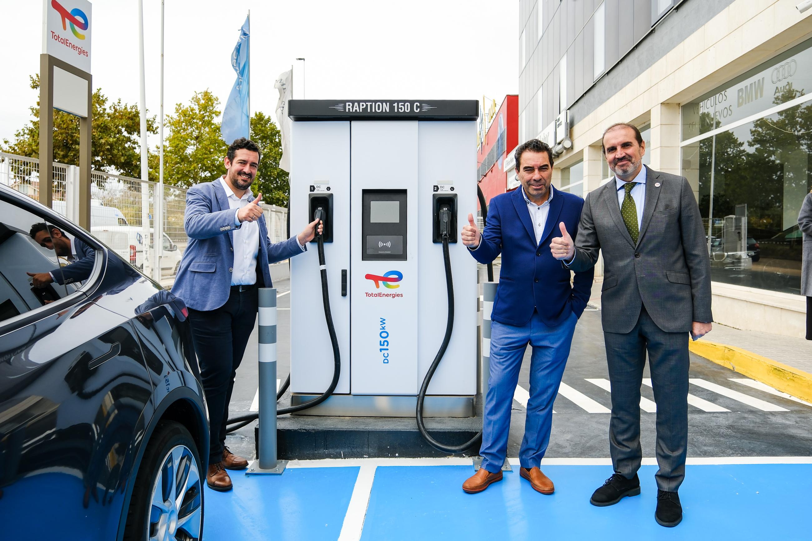 Jos&eacute; Daniel Gonz&aacute;lez, presidente de Fagenauto; Jos&eacute; Antonio Guerra, gerente de la concesi&oacute;n La Flecha Motor; y Juan Jos&eacute; Raga, consejero delegado de TotalEnergies.