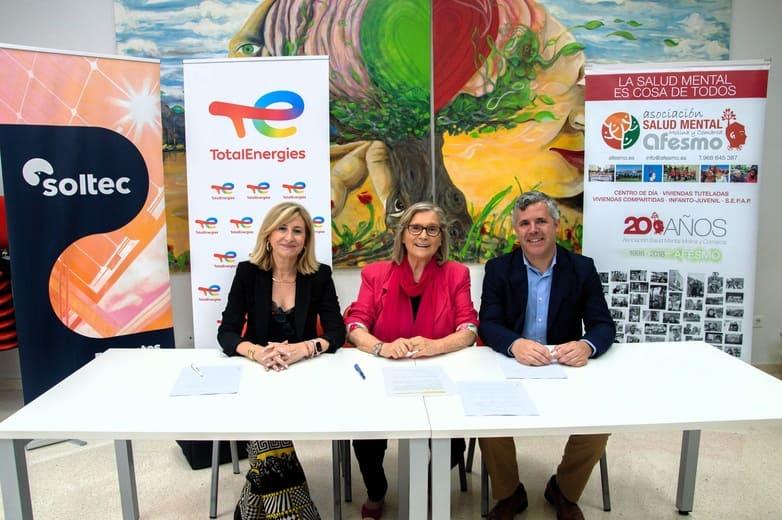 Foto de AFESMO: Silvia del Mar Rubio, directora de Desarrollo de Espa&ntilde;a de Soltec /Delia Topham Reguera, presidenta de AFESMO/ Manuel Mohino, director de proyectos en la Regi&oacute;n de Murcia de TotalEnergies