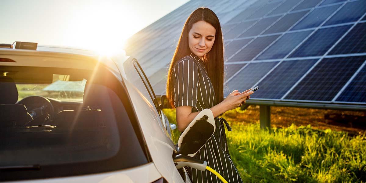 cargar veh&iacute;culo el&eacute;ctrico con placas solares