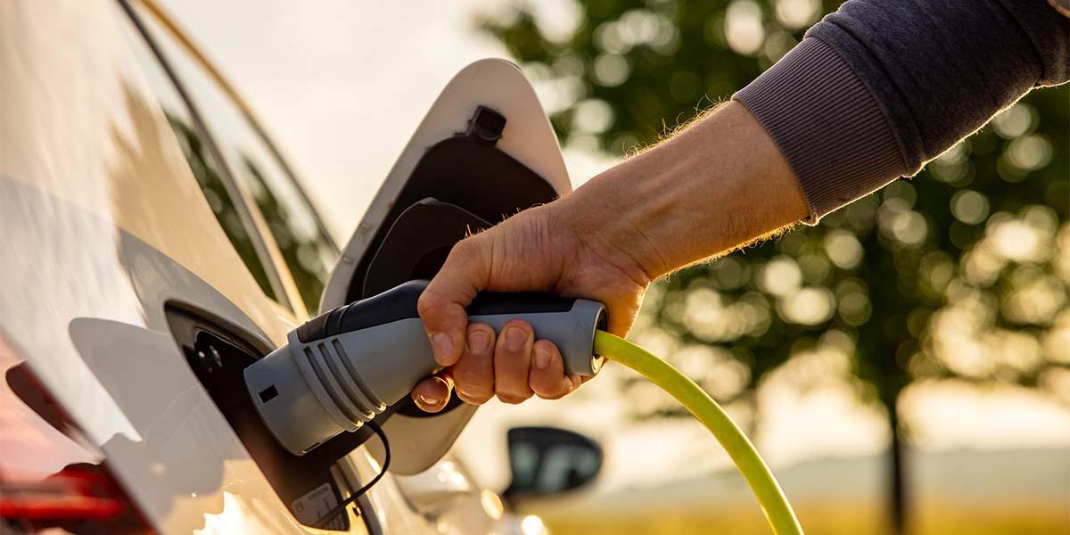 c&oacute;mo cargar el coche el&eacute;ctrico en casa
