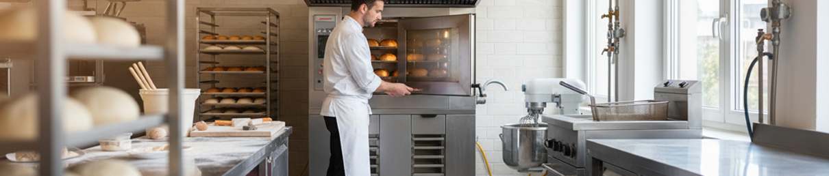 cocinero haciendo pan en un horno