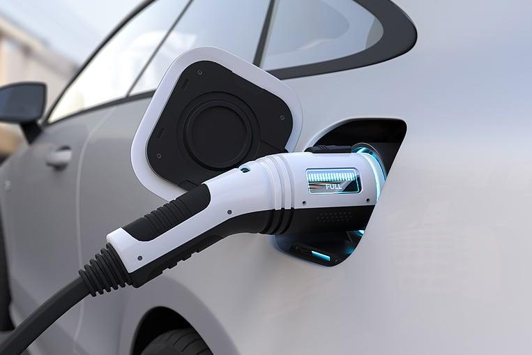 Manguera cargando un coche el&eacute;ctrico
